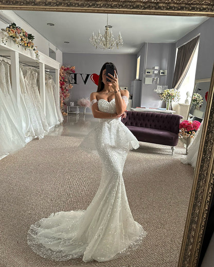 Hermosos vestidos de novia blancos sin mangas con escote corazón, de tul y encaje, con apliques.