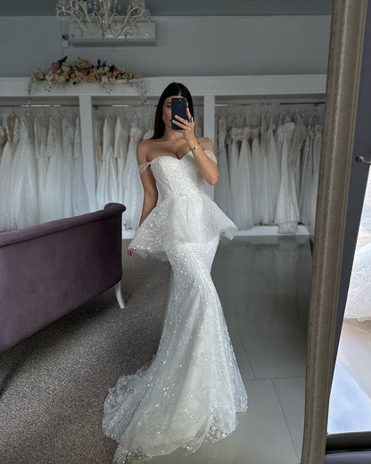 Hermosos vestidos de novia blancos sin mangas con escote corazón, de tul y encaje, con apliques.