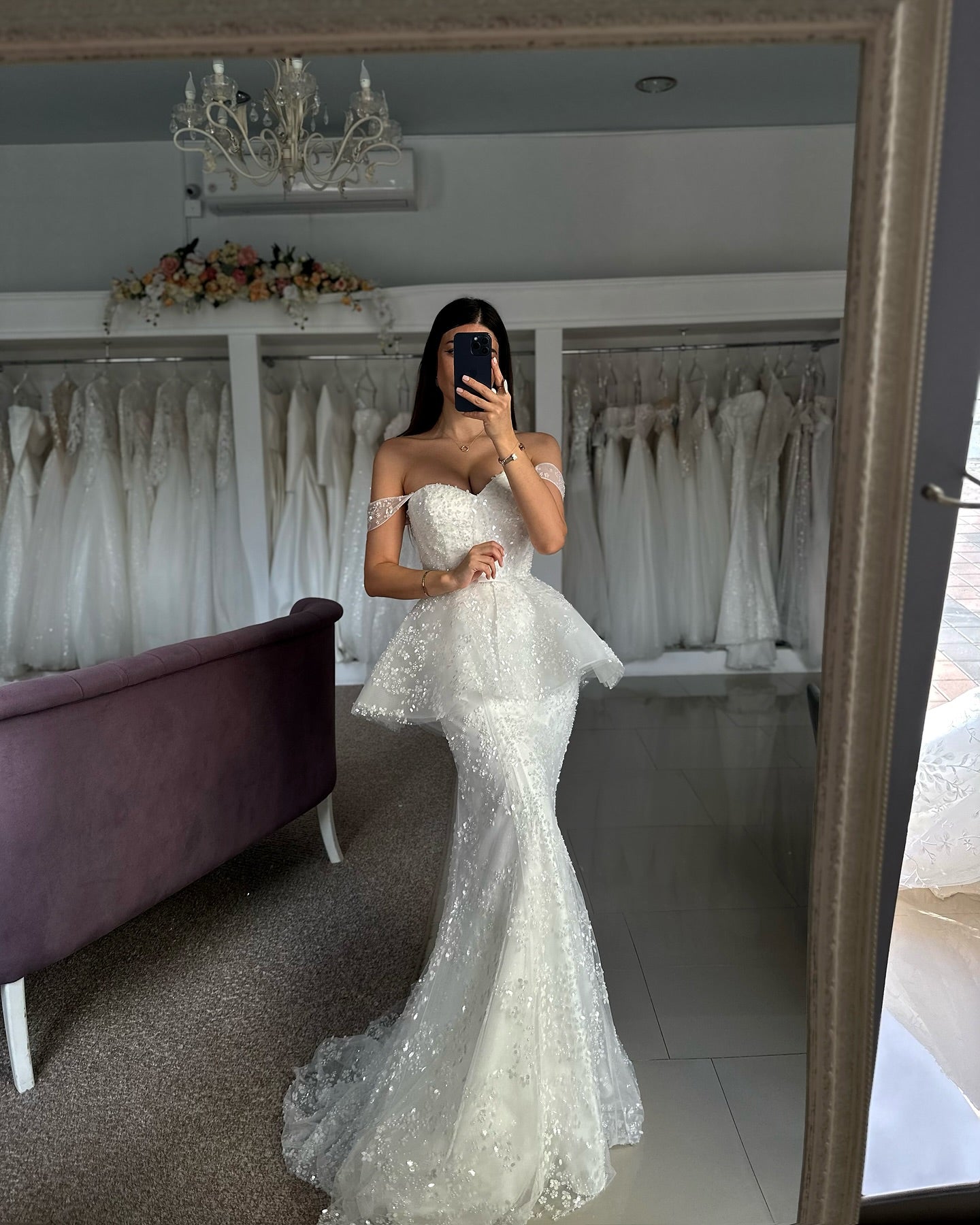 Hermosos vestidos de novia blancos sin mangas con escote corazón, de tul y encaje, con apliques.