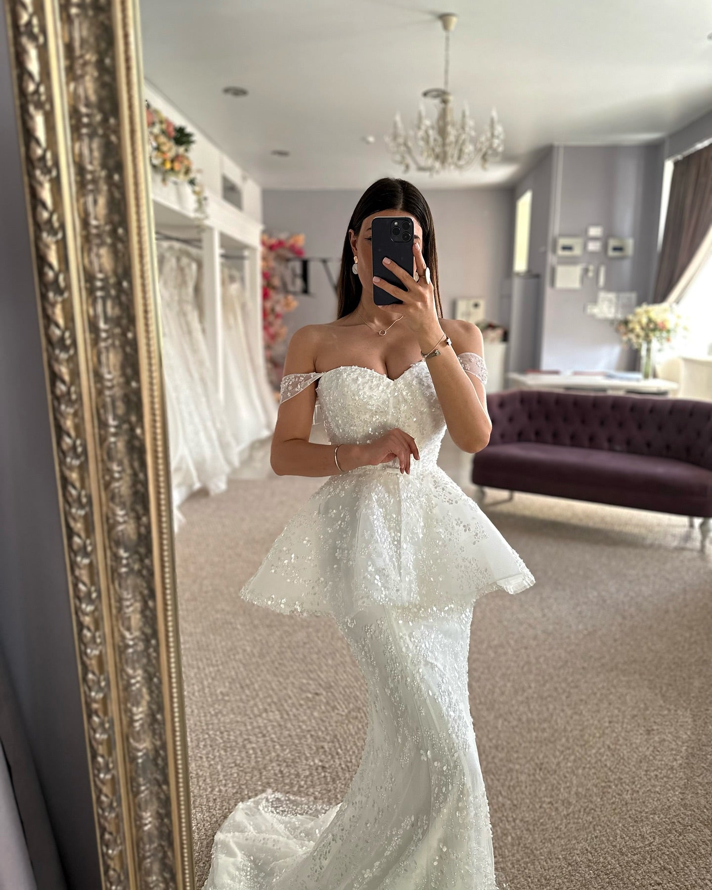 Hermosos vestidos de novia blancos sin mangas con escote corazón, de tul y encaje, con apliques.