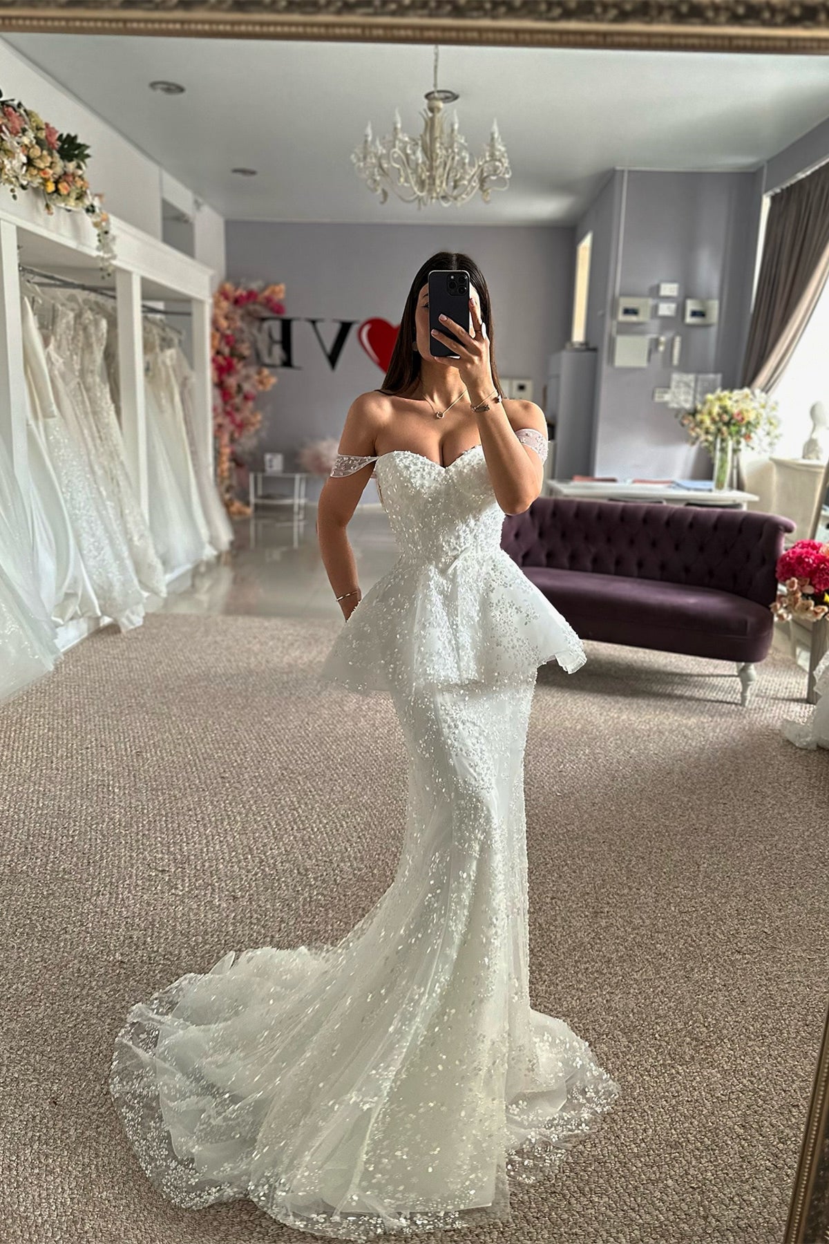 Hermosos vestidos de novia blancos sin mangas con escote corazón, de tul y encaje, con apliques.