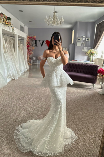 Hermosos vestidos de novia blancos sin mangas con escote corazón, de tul y encaje, con apliques.