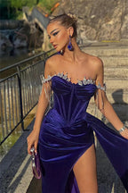 Wunderschönes schulterfreies Meerjungfrau-Ballkleid mit Glitzer und Schlitz vorne