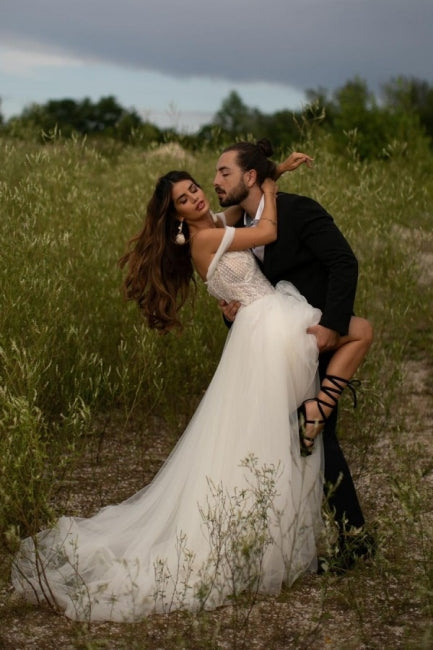 Hermosos vestidos de novia de tul hasta el suelo, sin mangas, con hombros descubiertos y corte columna.