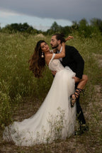 Hermosos vestidos de novia de tul hasta el suelo, sin mangas, con hombros descubiertos y corte columna.
