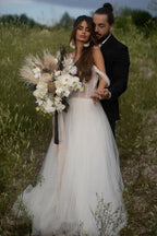 Hermosos vestidos de novia de tul hasta el suelo, sin mangas, con hombros descubiertos y corte columna.