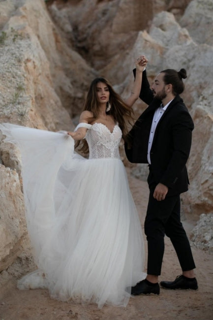 Hermosos vestidos de novia de tul hasta el suelo, sin mangas, con hombros descubiertos y corte columna.