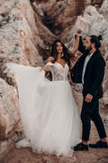 Hermosos vestidos de novia de tul hasta el suelo, sin mangas, con hombros descubiertos y corte columna.