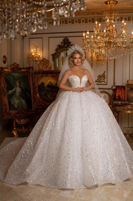 Wunderschönes schulterfreies, ärmelloses Ballkleid mit Herzausschnitt und Glitzer