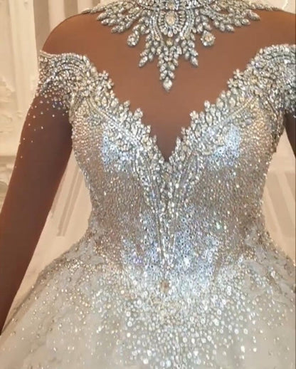 Hermosos vestidos de novia de princesa con corte A, encaje y joyas, con mangas largas