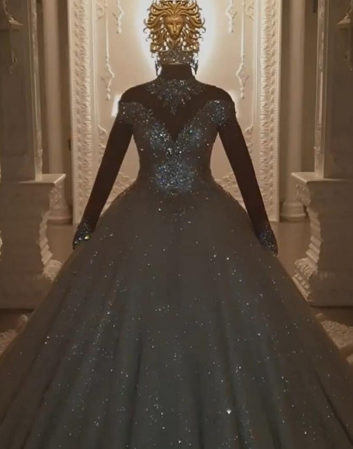 Hermosos vestidos de novia de princesa con corte A, encaje y joyas, con mangas largas