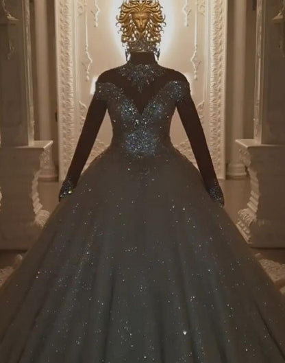 Hermosos vestidos de novia de princesa con corte A, encaje y joyas, con mangas largas