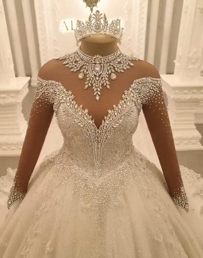 Hermosos vestidos de novia de princesa con corte A, encaje y joyas, con mangas largas
