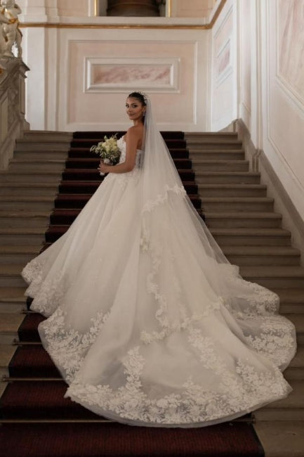 Wunderschönes langes weißes trägerloses Prinzessin-Brautkleid in A-Linie mit Spitze