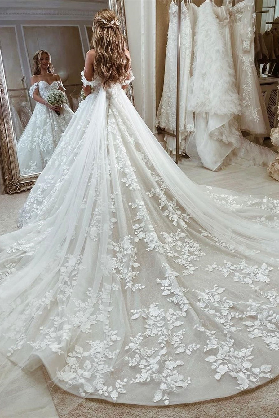 Hermoso vestido de novia estilo princesa con hombros descubiertos, corte A, apliques y cola