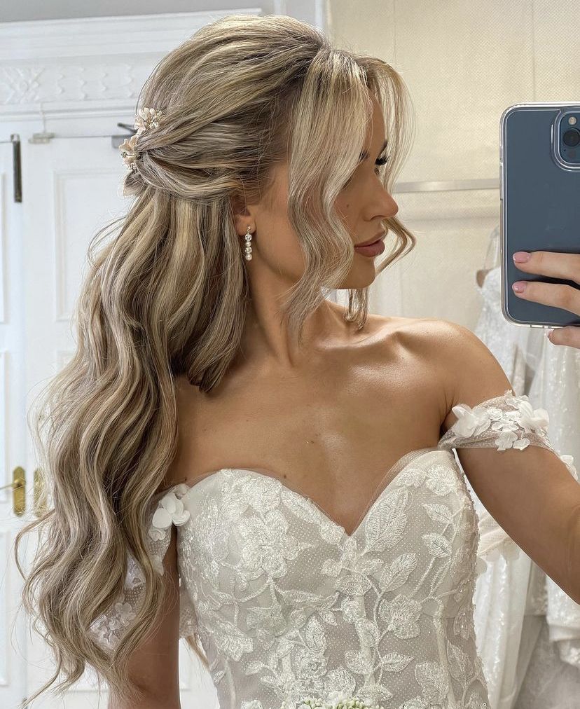 Hermoso vestido de novia estilo princesa con hombros descubiertos, corte A, apliques y cola