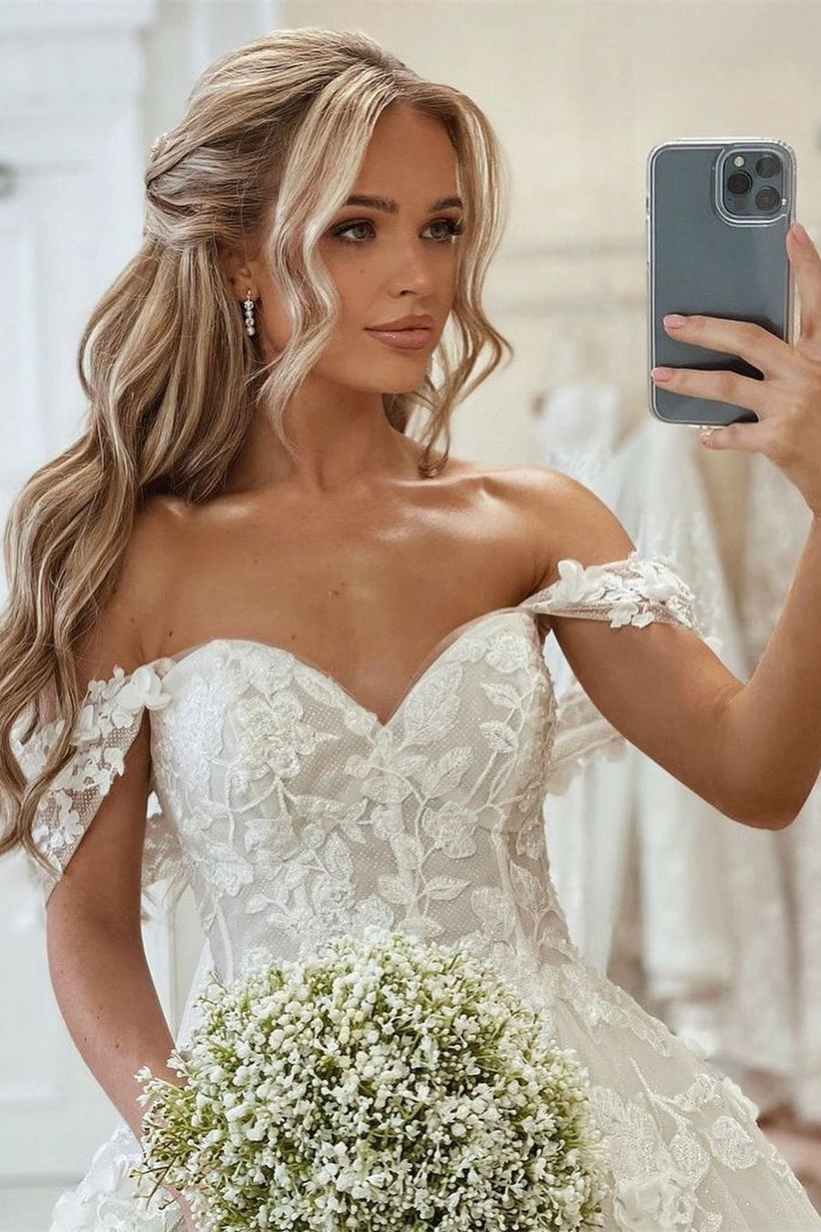 Hermoso vestido de novia estilo princesa con hombros descubiertos, corte A, apliques y cola