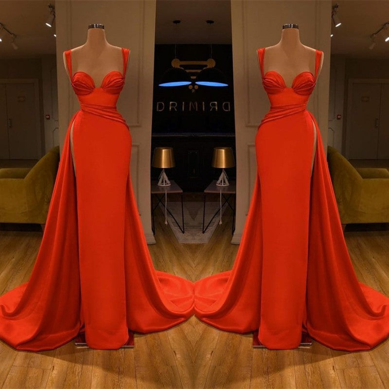 Hermoso vestido de fiesta largo con escote en forma de corazón y estrellas rojas con abertura