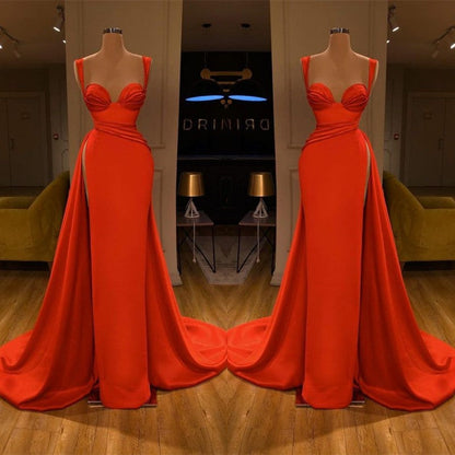 Hermoso vestido de fiesta largo con escote en forma de corazón y estrellas rojas con abertura