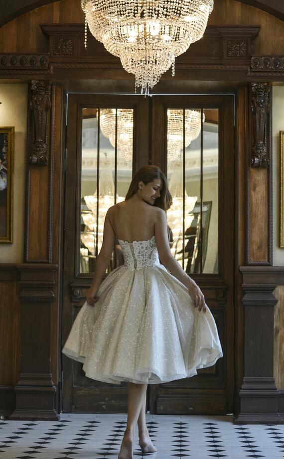 Wunderschönes kurzes A-Linien-Brautkleid mit Glitzer, schulterfrei, Spitzenapplikationen