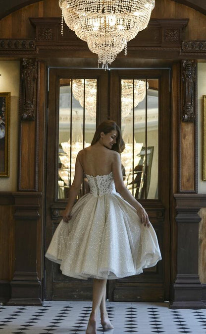 Hermoso vestido de novia corto de corte A con hombros descubiertos, apliques de encaje y purpurina