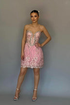 Hermosos vestidos de fiesta rosas sin mangas con escote corazón, de satén y encaje, con columna corta y apliques