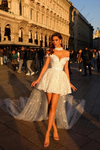 Schönes kurzes weißes schulterfreies Ballkleid Spitzen-Cocktailkleid mit Perlen