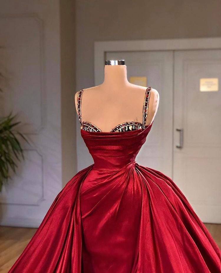 Hermoso vestido de fiesta sin mangas con tirantes finos y cola