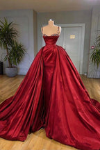 Hermoso vestido de fiesta sin mangas con tirantes finos y cola