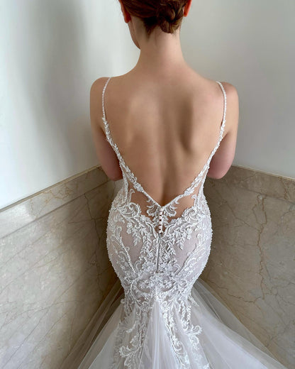 Wunderschönes Brautkleid mit Spaghettiträgern aus Spitze im Angebot Meerjungfrauenkleider für Hochzeiten