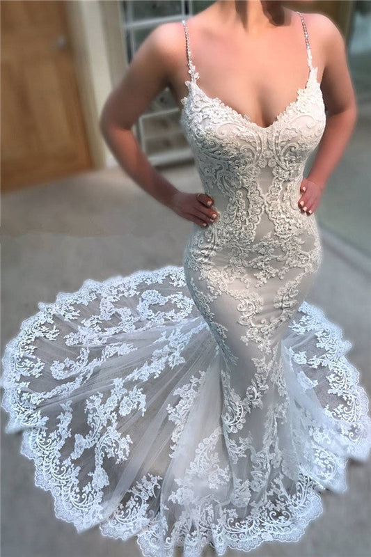 Wunderschönes Brautkleid mit Spaghettiträgern aus Spitze im Angebot Meerjungfrauenkleider für Hochzeiten