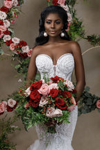 Hermoso vestido de novia de sirena con encaje y escote corazón sin tirantes y apliques