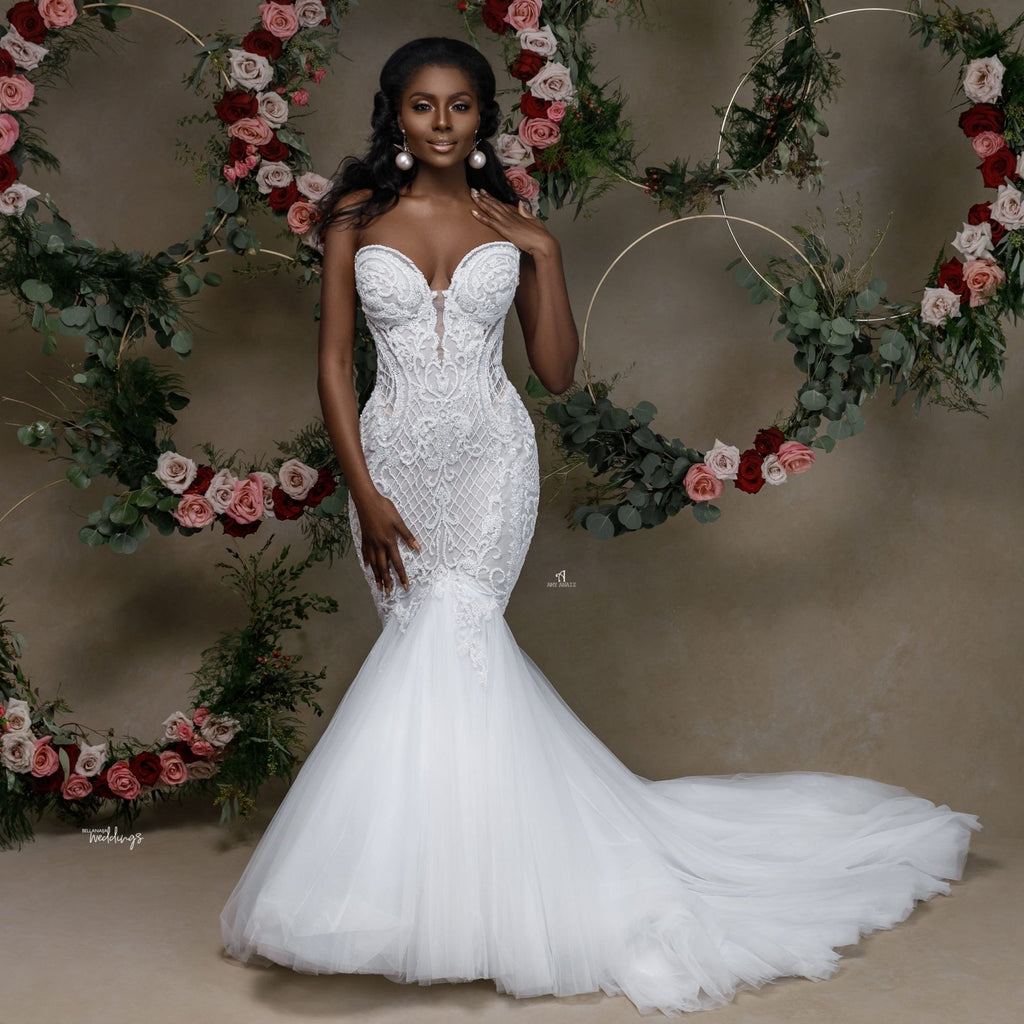 Hermoso vestido de novia de sirena con encaje y escote corazón sin tirantes y apliques
