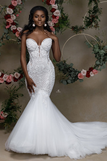 Hermoso vestido de novia de sirena con encaje y escote corazón sin tirantes y apliques