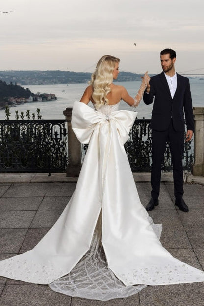 Hermoso vestido de novia de sirena sin tirantes y escote corazón con cola capilla