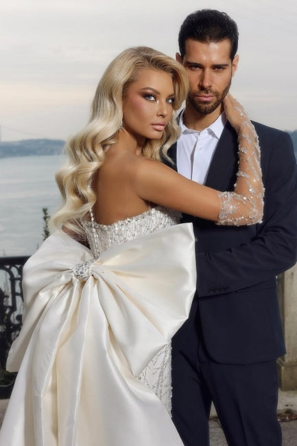 Hermoso vestido de novia de sirena sin tirantes y escote corazón con cola capilla
