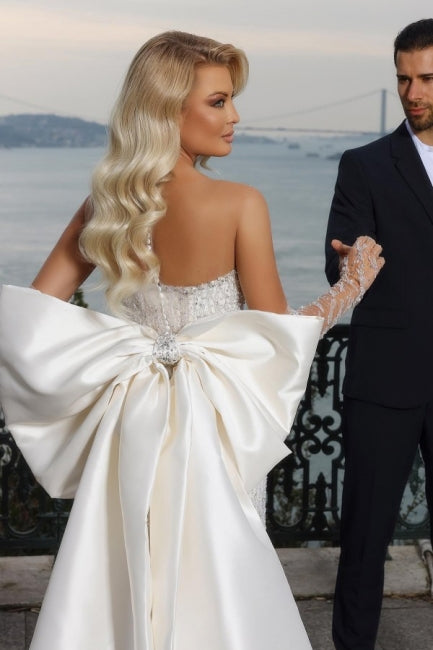 Hermoso vestido de novia de sirena sin tirantes y escote corazón con cola capilla