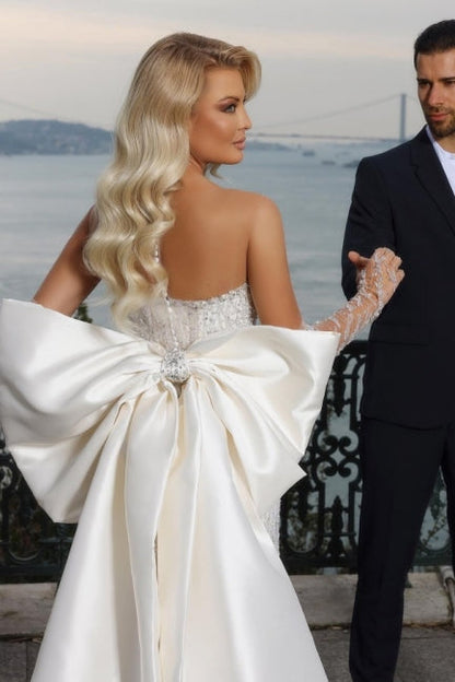 Hermoso vestido de novia de sirena sin tirantes y escote corazón con cola capilla