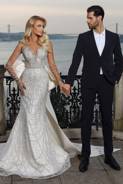 Hermoso vestido de novia de sirena sin tirantes y escote corazón con cola capilla