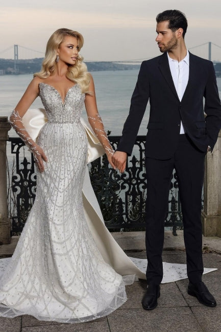 Hermoso vestido de novia de sirena sin tirantes y escote corazón con cola capilla