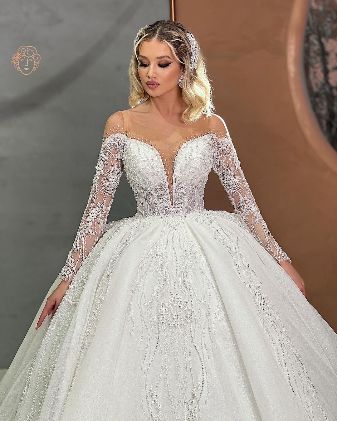 Hermoso vestido de novia de manga larga con escote corazón y cuentas
