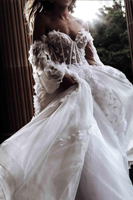 Hermoso vestido de novia sin mangas con escote corazón y encaje