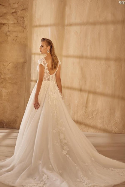 Hermosos vestidos de novia largos de tul con escote en V y corte A sin mangas