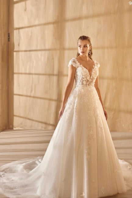 Hermosos vestidos de novia largos de tul con escote en V y corte A sin mangas