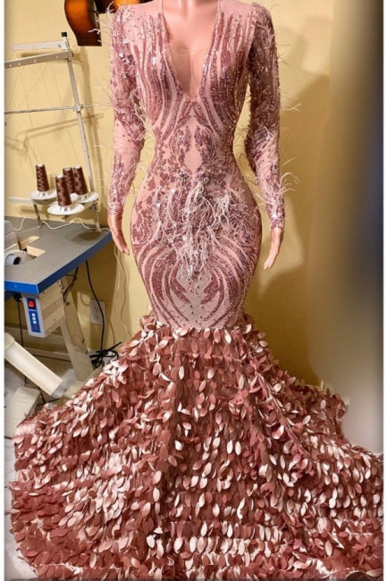 Hermoso vestido de fiesta de sirena con escote en V, mangas largas y encaje con apliques