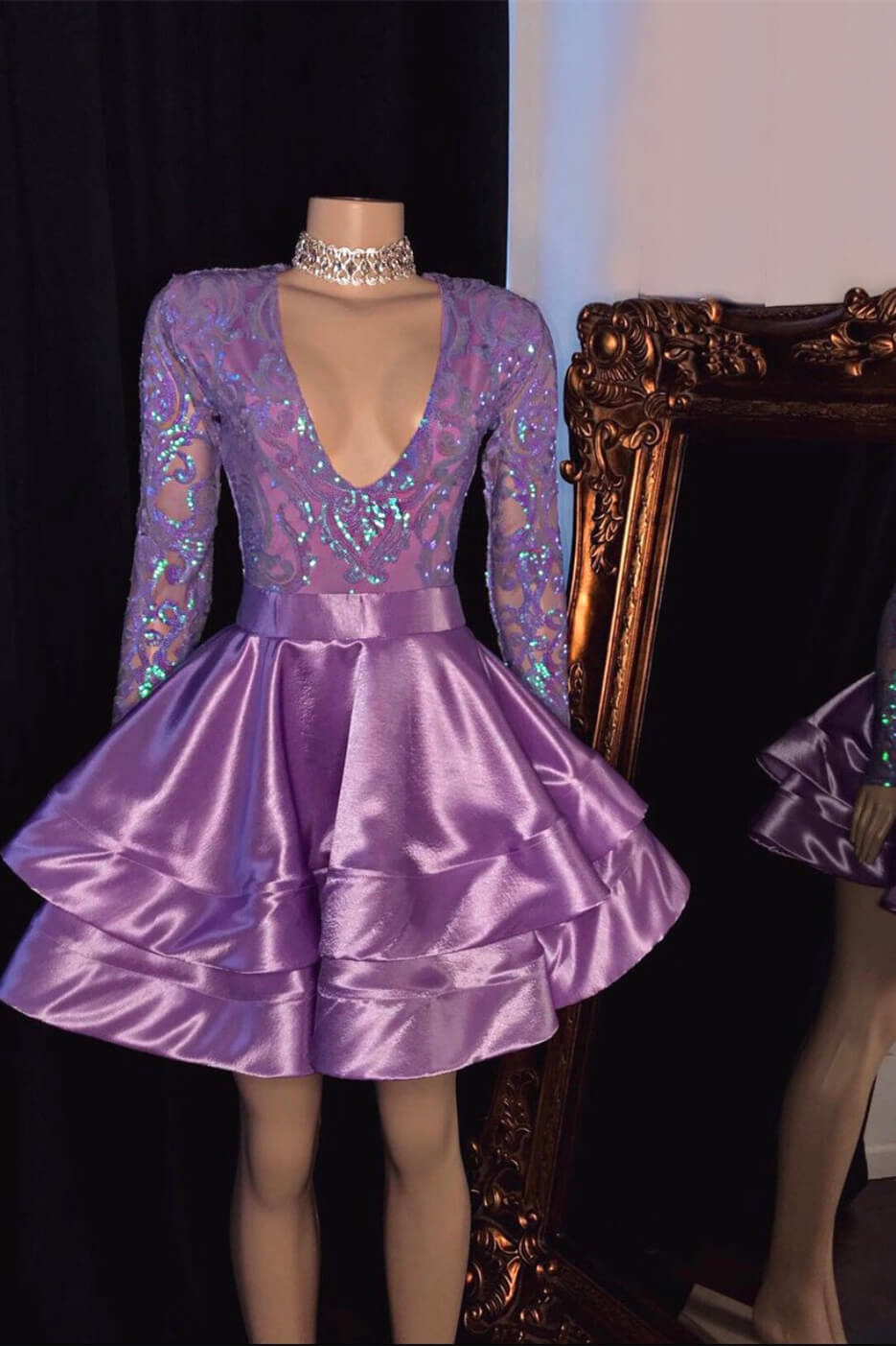 Hermoso mini vestido de fiesta con escote en V y mangas largas