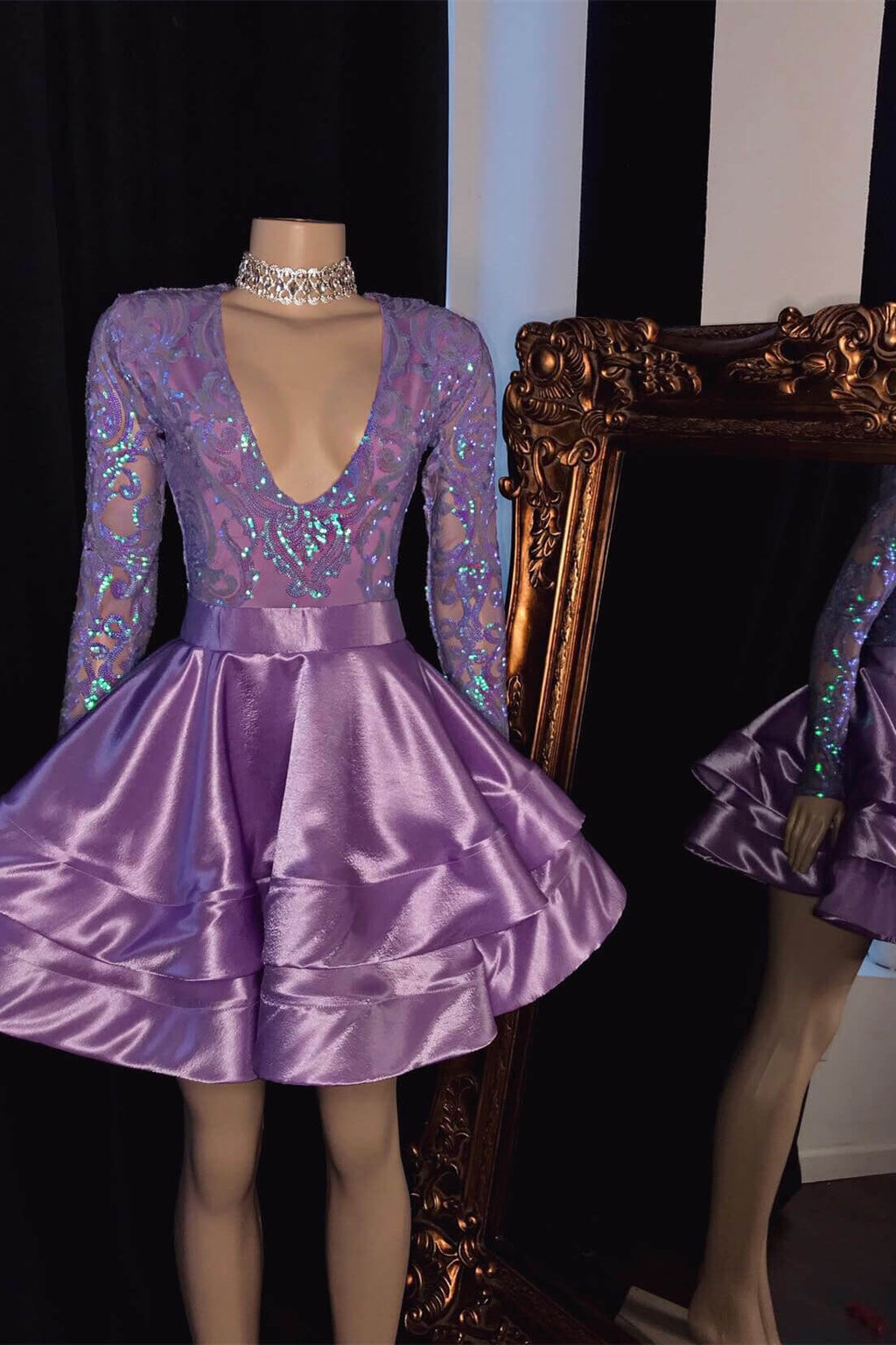 Hermoso mini vestido de fiesta con escote en V y mangas largas