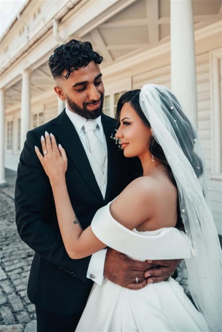 Wunderschönes weißes schulterfreies A-Linien-Brautkleid aus Satin