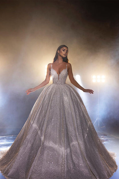 Wunderschönes weißes A-Linien-Brautkleid mit Spaghettiträgern und V-Ausschnitt und Spitze