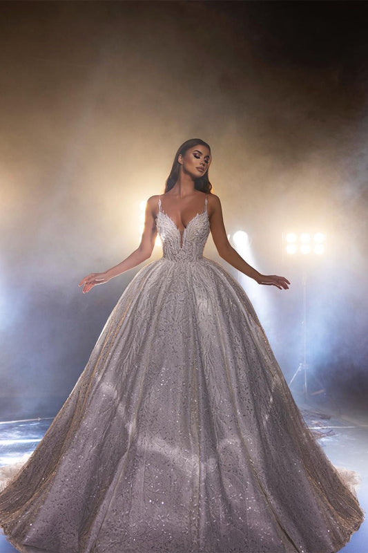 Wunderschönes weißes A-Linien-Brautkleid mit Spaghettiträgern und V-Ausschnitt und Spitze